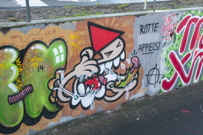 825705 Afbeelding van de graffiti Rotte Appels van de Utrechtse Kabouter (KBTR) op de wand van de noordelijke toerit ...